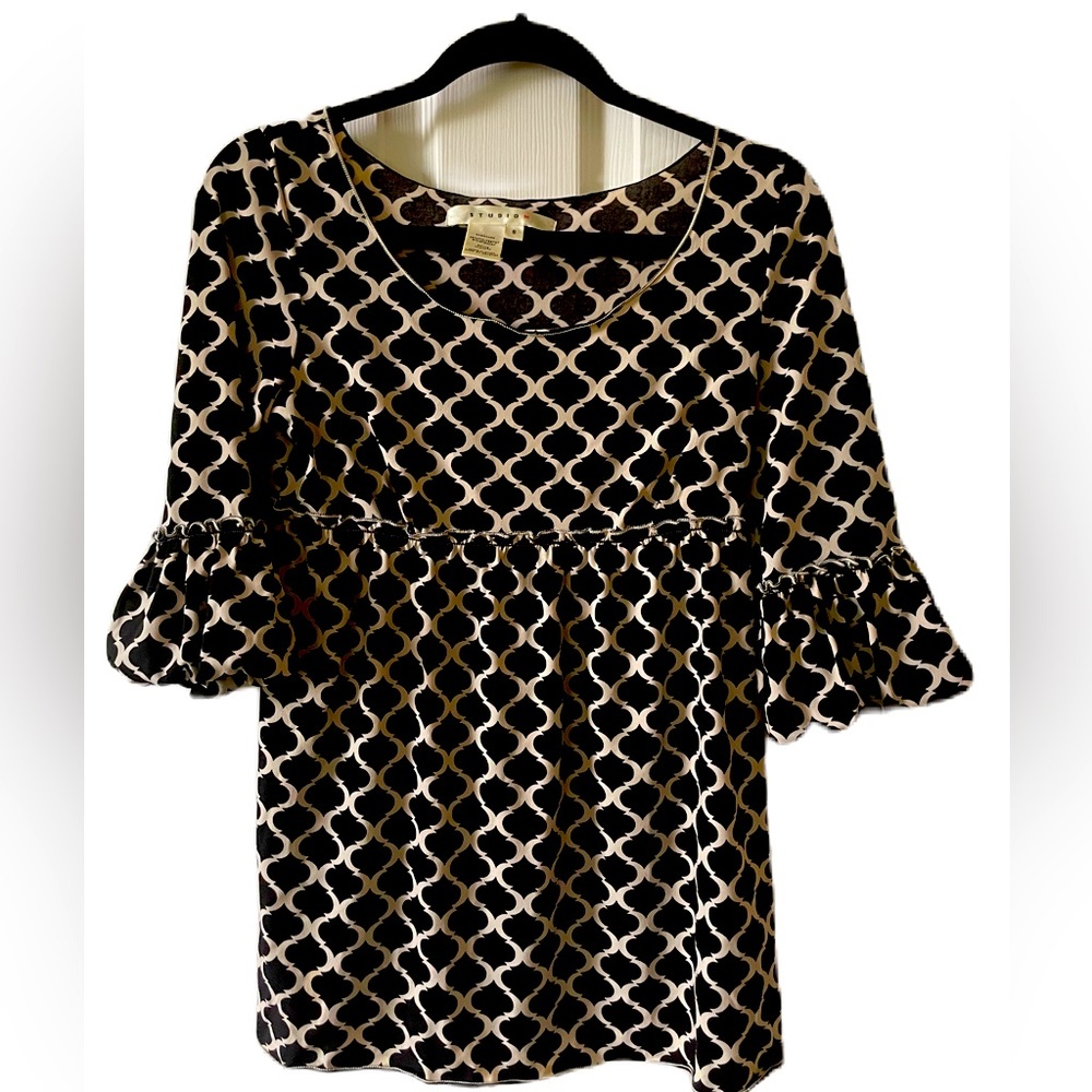 Studio M cream and black stylish top, size small.